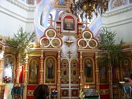 Иконостас собора (справа на аналое икона с частицей мощей и схимы Александра Невского)